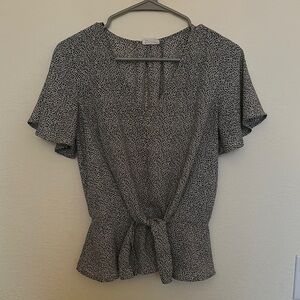 Women's Black and White Patterned Tie Waist Flutter Sleeve Peplum Top